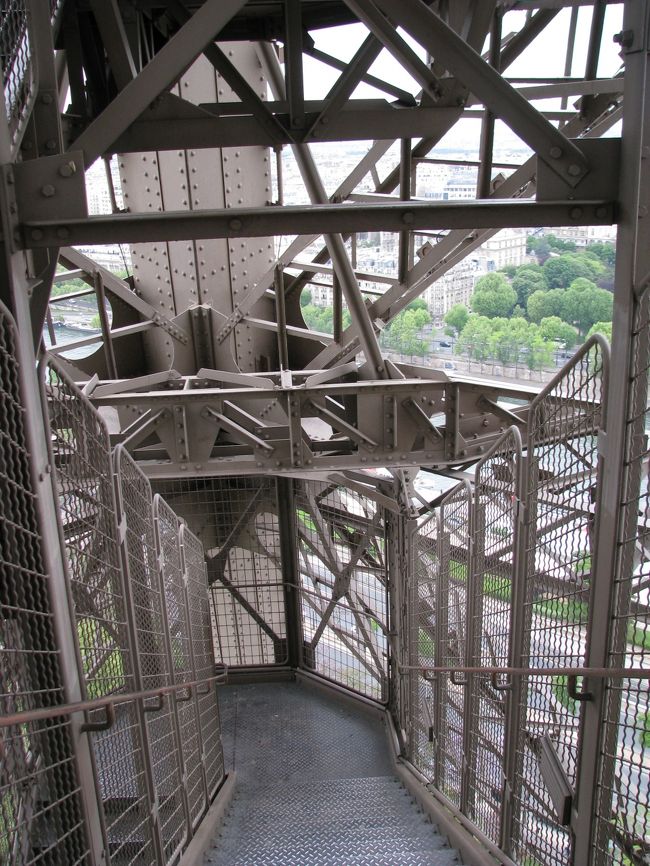 エッフェル塔の階段です。<br /><br />たまにエレベーターを使わず、階段で降りています。