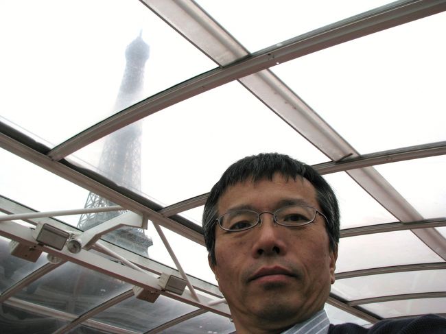 セーヌ河クルーズの船内から、エッフェル塔を撮影。<br /><br />上手く映ってませんね。