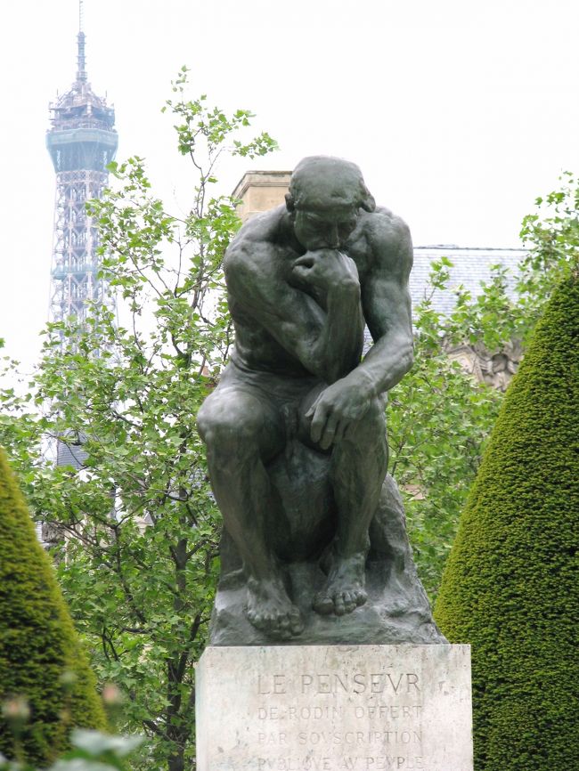 ロダンの美術館の庭園にある「考える人」をエッフェル塔をバックにして撮影してみました。<br /><br />「考える人」って館内にもたくさんありました。<br /><br />また、ロダンの作品だけでなく、ルノアールの絵画など、他の芸術家の作品も数多くありました。<br />