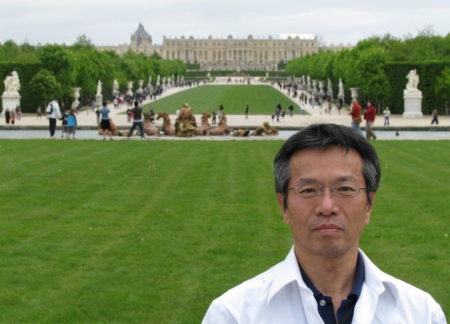 ヴェルサイユ宮殿をバックに記念撮影。<br /><br />なにせ広い！！の一言。<br /><br />中央の通りの両サイドにも観光できる場所・名所がいくつもあります。