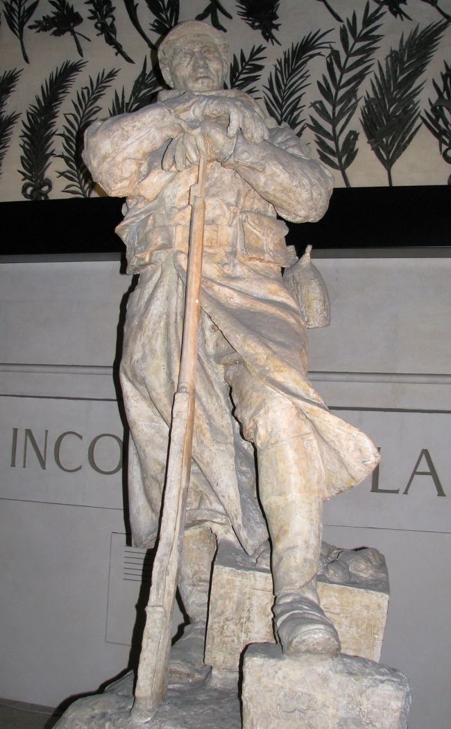 凱旋門の内部にある像です。<br />屋上のすぐ下に見学するコーナーがあります。