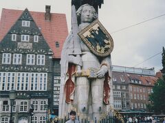 騎士ローランド像もこんなに大きいのです。

国家権力に屈せず、都市の独立を守り続けた象徴の像なのです。