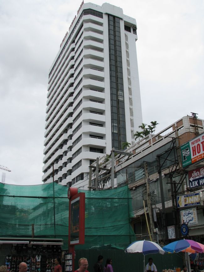 宿泊した「パタヤ・センターホテル」です。<br />部屋も広く、朝食・立地条件も良く、まあまあいいところでした。<br />プールがありましたが、５ｍ×8ｍ位の小さなプールでした。<br /><br />周りには土産物店や露天のお店がテントを張って並んでいましたね。<br /><br />住所：240 Moo 10, 12 Beach Rd.,Pattaya,Chonburi,20260