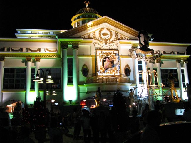 ニューハーフショーの「ティファニー」です。<br />ここで「はるな愛」がニューハーフ 世界一大会「 ミスインターナショナルクイーン２００９ 」 で 優勝したとこです。<br /><br />入場料の中にドリンクが１杯付いていますが、紙コップに入れてから相当時間が経っているので冷えてなく、汚れていそうで飲めませんでした。