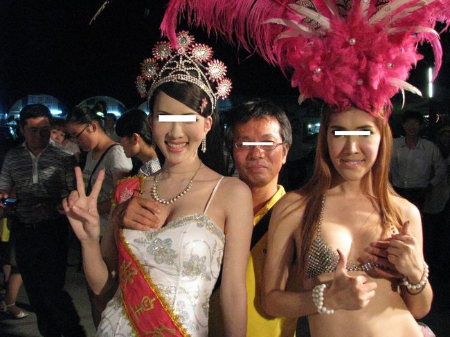 バンコクに戻り、ニューハーフショーの観賞。<br /><br />バンコク・ホイクアン駅から歩いて15分程度のところにある「ゴールデンドーム」での写真です。<br />写真を撮っていると無理やり胸に手を握り締めさせて、もう1人のダンサーが写真を撮ったんですが、チップを100バーツ位出せばいいだろうと思っていたら、「今、胸を揉んだだろう！1000バーツ出せ！」と強要されてしまった。しぶしぶ2000バーツを分捕られました。ショック。<br />凄く喜んでいる顔をしてますが、無理やりですよ。<br />決して自分から進んで触っているんじゃないですよ！<br />グフッ。<br />（言い訳を言わせて下さい。）<br /><br />男性の方々、皆さんも気を付けてくださいね。