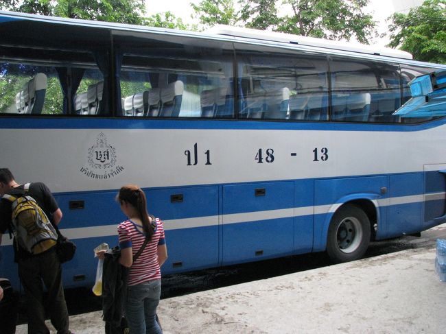 バンコク⇔パタヤ間のエアコンバスです。<br />バスの側面に数字が４文字程度書かれていますが、乗車券（チケット）この番号が書かれてますので、すぐ分かります。<br />写真のバスの場合、「48-13」です。<br /><br />バスは直行だと思ったのですが、バンコク市内で一か所バスセンターに寄ります。<br />また、パタヤへ行く途中、バス停が無いのに信号待ちの時に止まって降ろしてもらっている現地の方が数名いました。
