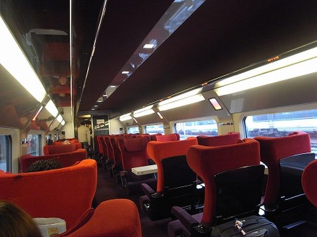 １等車は、１列と２列の配列。真ん中から半分は進行方向と逆向きの座ります。私の席も進行方向とは逆でした。