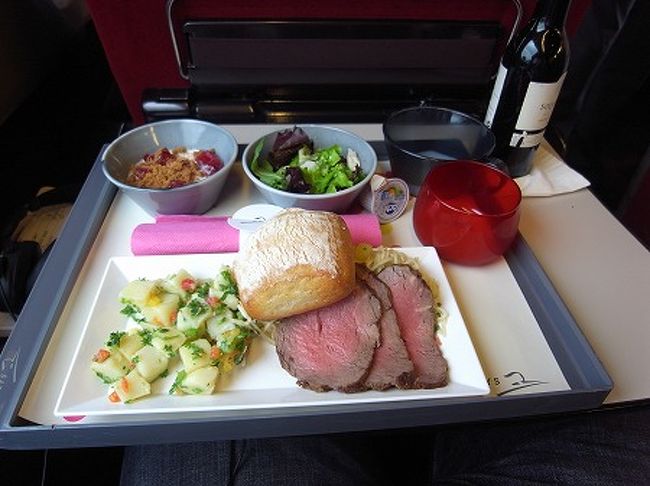 機内食ならぬ、車内食がサーブされます。これはかなりいけます！飲み物もちろん付いてますので赤ワインを頂きました。