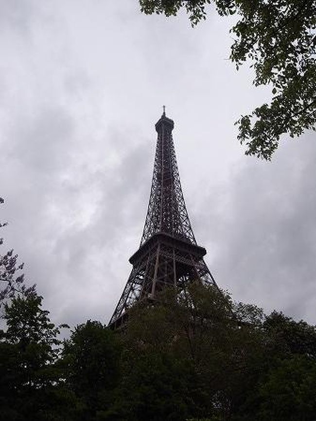駅から地上にでると、パリのシンボル！！<br />エッフェル塔でございます。。<br />