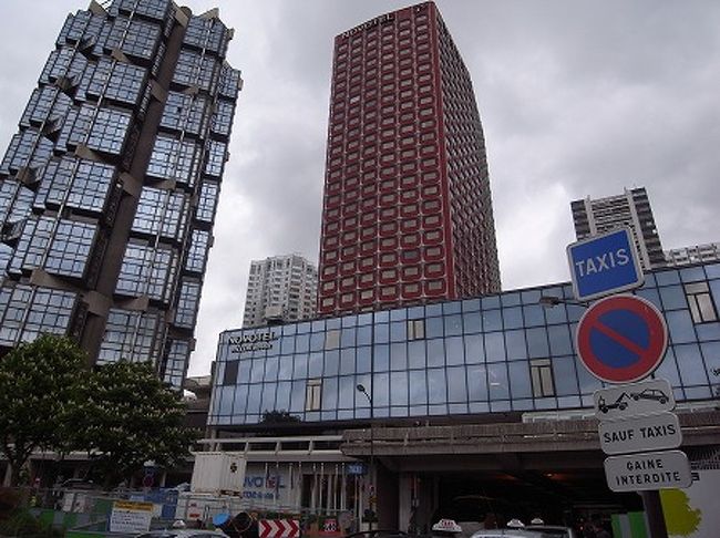 １０分ぐらい歩きますと、本日のお宿、、赤い異様な外観を醸して出している「ノボテル パリ トゥール エッフェル」に到着です。<br />宿代がお高い、パリにおいてそこそこリーズナブルで、セーヌ川クルーズ付というプランで予約しました。<br />このホテル、前はニッコーパリホテルなので、日本料理店や、ホテルのあちらこちらに日本語表記が残ったままになっております。<br />でも、今はノボテルですから日本語は通じませんよ。<br />日本人の宿泊者は多かったですが。。<br />