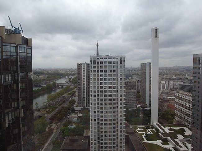 部屋の向きがエッフェル塔側で、かなりの高層階の部屋でしたので眺望をきたいしたのですが、エッフェル塔先っぽだけビューでございました。残念、、、