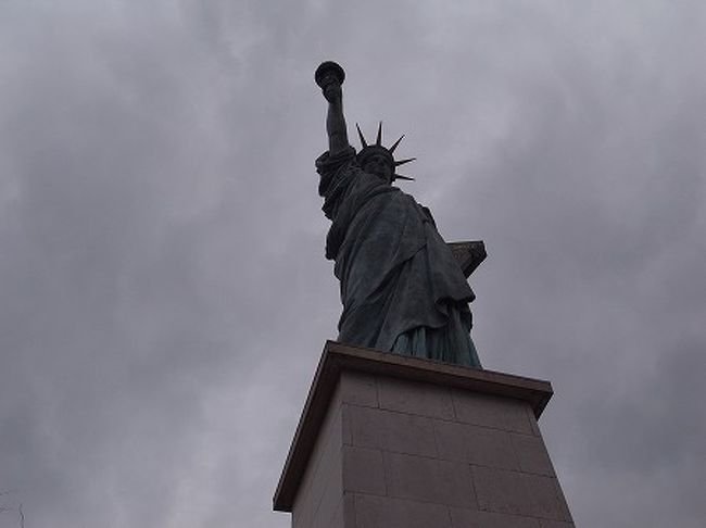 ホテルに荷物を置いて、すぐに観光です。まずはホテルの前のセーヌ川の中州にある、本家本元での自由の女神です。<br /><br />