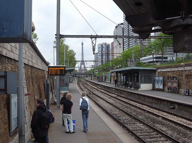 只今、午後３時を過ぎていますが、曇天で外の景色が映えないので、明日行こうと思っていたルーブル美術館行くことに。。<br />しかし、ルーブル閉館時間は午後６時、、、あれだけ広い美術館をかなりタイトな時間になるが、そこが弾丸ということで、RERに乗ります。