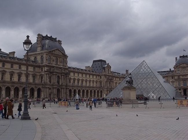 やってまいりましたルーブル美術館！<br />こんな時間でも、たくさん人が入場します。