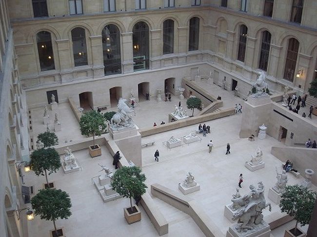 ルーブルの中は広大で、教科書で見た像や絵など様々な物が展示されており、それを見るだけでも素晴らしいのだが、建物自体の天井画なども素晴らしく、息をのむものばかりです。<br />写真撮影は禁止となってますが、皆さんバシャバシャ撮ってはります。私もつられて撮ってしまいましたが、ここに載せるのは控えさせて頂きます。