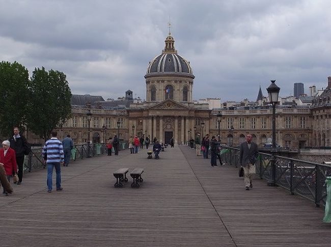 ルーブルは閉館しましたが、この時期のパリは日が長く、まだまだ観光できますので、アール橋を渡り、ノートルダム大聖堂を歩いて目指します。