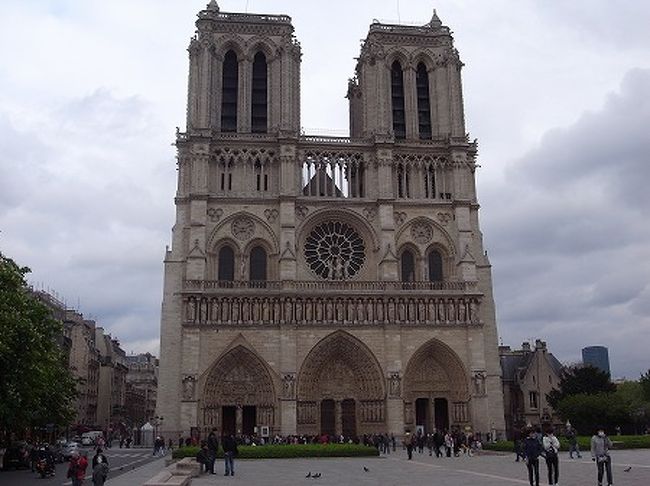 ノートルダム大聖堂に来ました。もっと荘厳なたたずまいをしてるのかと思いましたが、正面からみると、これまで見てきた教会とあまり変わりないような、、