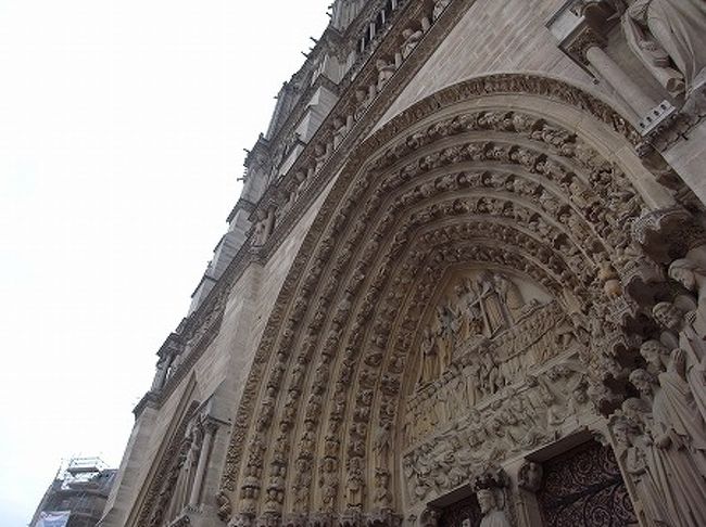 しかし、近くに寄りますと双塔のファザードには素晴らしい彫刻の数々です。