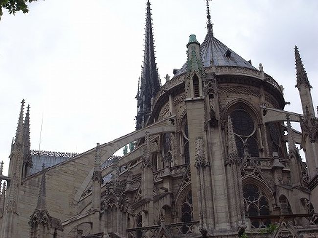 裏にまわりますと、ゴシック調の素晴らしい建築美です。