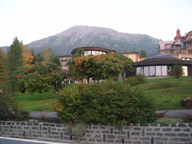 ポプラド・タトリからさらに山岳鉄道に乗って、ヴィソケー・タトリの玄関口のスタリー・スモコヴェツに早朝6時前に到着。外はまだ暗かったです。それにしても、我ながらよくクラクフから夜間で2度乗り換えしてここまで来たという感じです。<br />ホテルに荷物を置いてロビーで1時間ほど休んだ後、ハイキングに出かけました。