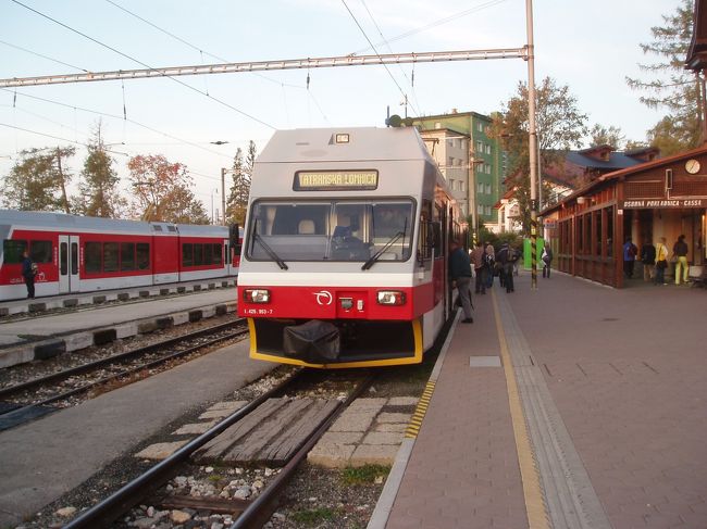 スタリー・スモコヴェツ駅から登山鉄道でタトランスカー・ロムニツァ駅へ行きます。実はポプラド・タトリからといい、この登山鉄道の運賃は20〜30分の距離でもわずか50〜80円程度という安さ。スロバキアは東欧の中でも物価の安い国ですね。ちなみにポーランドはこの当時でも日本と余り変わらないほどの物価です。