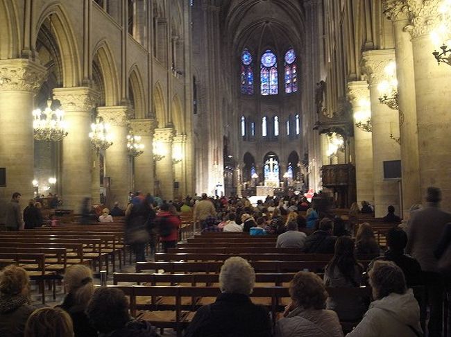 中に入るとたくさんの観光客であふれています。