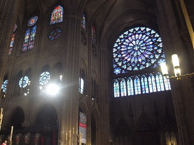 有名なバラ窓のステンドグラス。