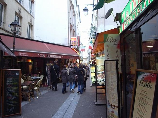 ノートルダム大聖堂を見た後は、結構疲れてきたので街並みを見なが散策してホテルまで帰ります。