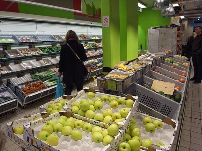 ホテルの近くでスーパーを見つけたので、ビールとワインとパンと惣菜みたいなものを購入。