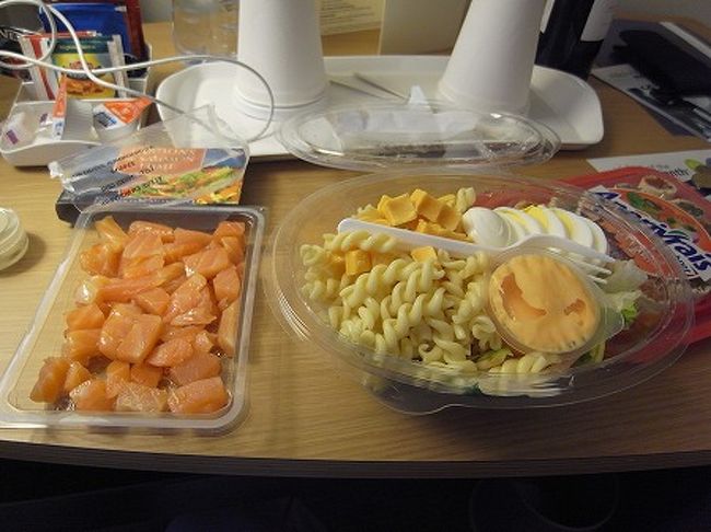 結局、これが晩飯、、、まぁ一人ですからこれでも十分パリを感じれる食事です（＾＾；