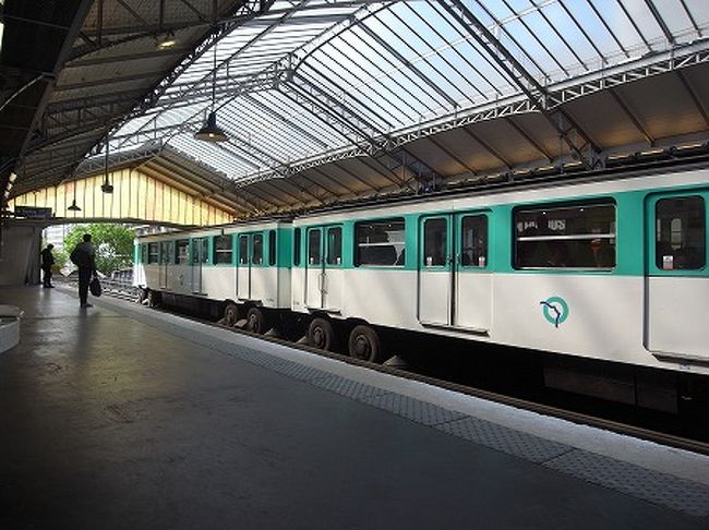 腹ごしらえができたら、早速観光に出かけます。<br />パリ観光も今日が最後、、明日は帰国の途につきます。<br />ホテルの最寄り駅、Bir-Hakeim駅から地下鉄６号で凱旋門に向かいます。