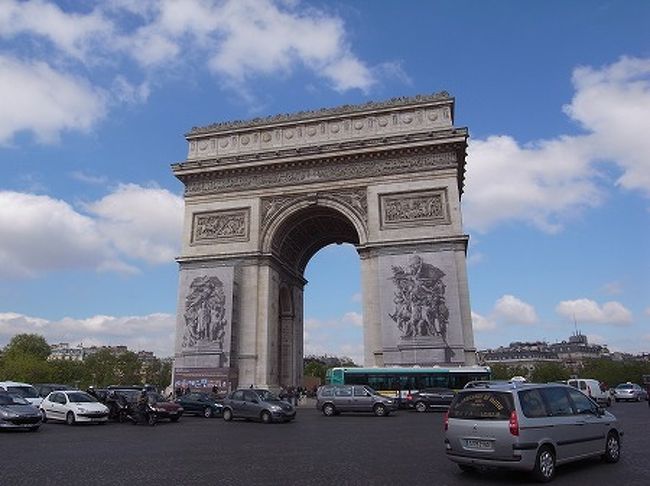 終点のCharle de Gaulle-Etoile駅で降り、地上に出るとそこには凱旋門が！！<br />屋上に上がりたかったのですが、長蛇の列でございましてあえなく断念、、