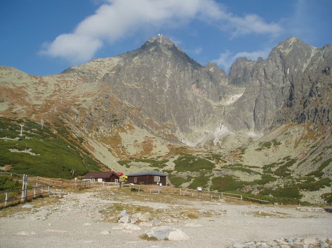 タトランスカー・ロムニツァからケーブルカーでスカルナテー・プレソという地点で下車。降りたら素晴らしい山々が！