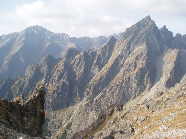 壮大な山々が！日本の北アルプスの頂上付近からの眺めそっくり！