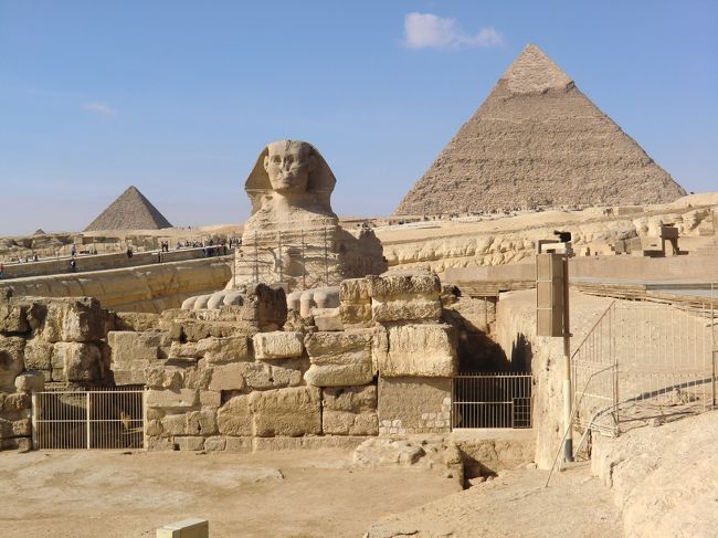 カフラ王、メンカフラ王のピラミッドとスフィンクスです。<br /><br />この右側にもっとも大きなクフ王のピラミッドがそびえ建ってます。<br /><br />ピラミッドの上部へ行ってみたかったのですが、警備員がそこらじゅうにおり、注意されます。