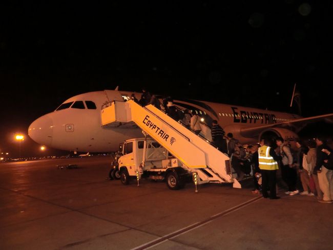 エジプト航空 ＭＳ０６５便：23：55発のルクソール⇒カイロ行きです。<br /><br />事前に日本でエジプト航空のホームページで、航空券を購入しましたが、深夜便でありながらカイロ⇒ルクソール（22：20発）の運賃よりも2,000円程度高かったです。