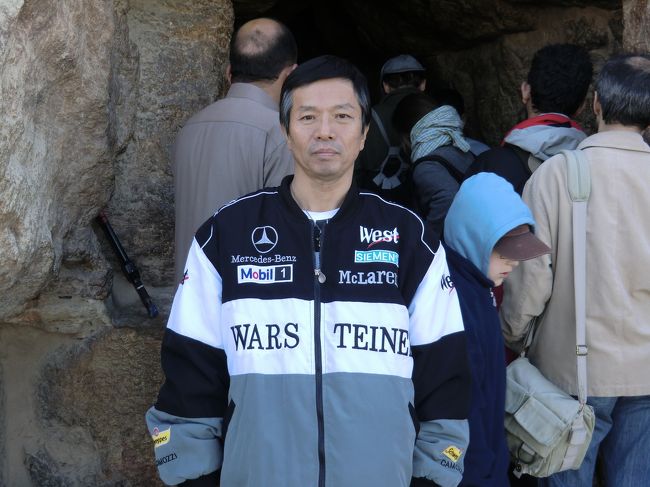 クフ王の入口で記念撮影です。<br /><br />これより先は、入場者数限定の100エジプトポンド（約2,000円）の入場券を購入しておかないと無理です。<br /><br />エジプトはどこへ入場するにしても高額の入場料が必要ですね。<br />個人旅行ですので、至るところで出費がかさみます。<br /><br />