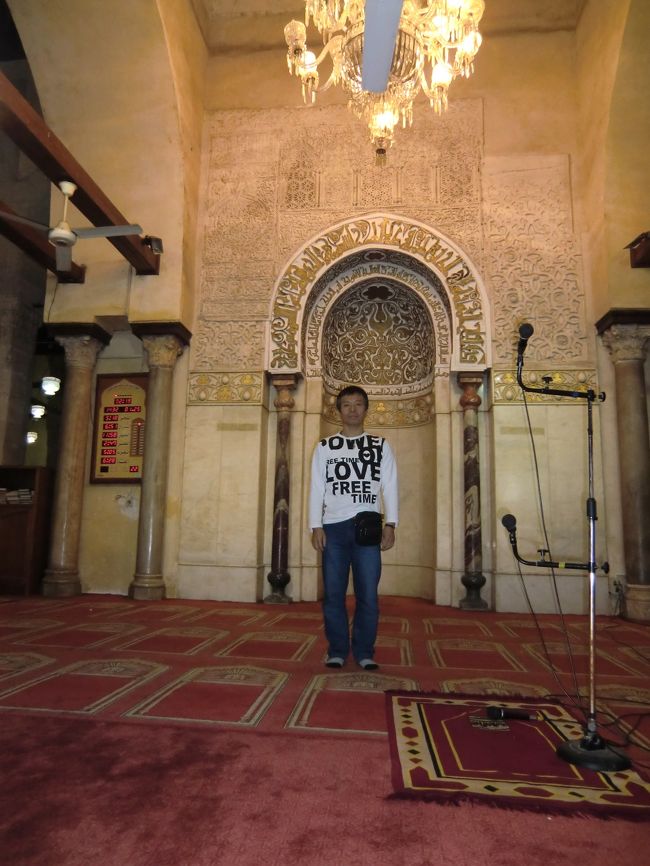 ハーン・ハリーリ近くの「ガーマ・アズハル」の内部です。<br /><br />ガイドのＥｉｄさんからここで記念撮影をするよう勧められました。<br /><br />現地の人々はここへ来たら、バックの半円の方に身体を向けてお参りをするそうです。<br /><br />写真では見えませんが、写真左側でテレビ撮影の準備をしていました。<br /><br />