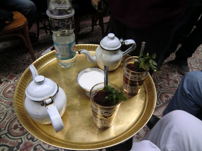 ハン・ハリーリのカフェでガイドのＥｉｄさんにおごって頂いたチャイです。<br /><br />１人用のポットのチャイをミントの入ったグラスに注ぎます。<br />ガイドのＭｏｈａｍｅｄ　Ｅｉｄさんはシュガーを３〜４杯入れてました。<br />話を聞くと現地の方は甘くして飲む方が多いそうです。<br /><br />僕は軽く一杯で十分でした。<br /><br />ペットボトルの水がついています。<br /><br />チャイを飲み終わった後に飲むそうです。