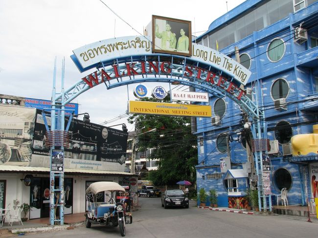 パタヤのウォーキングストリートの南側のアーケードです。<br />ここからラン島に行く船の発着場がすぐ近くにあります。<br />（下の写真が発着場のチケット売り場です。）<br /><br />北のアーケードからここまで海鮮レストランやゴーゴーバー、タイ古式マッサージ、もろもろのマッサージ、コンビニ、土産物屋が数多くあります。