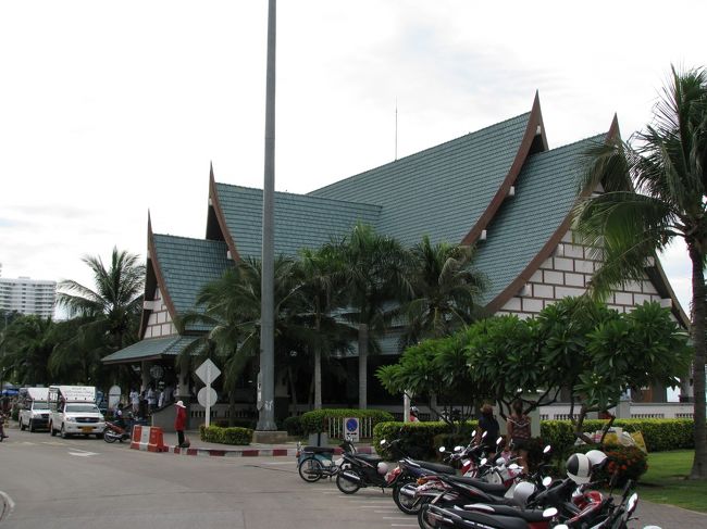 ラン島に行く船のチケット売り場です。<br />売店やこじんまりしたレストランもありました。<br /><br />あいにく天候が悪く、乗船をあきらめました。