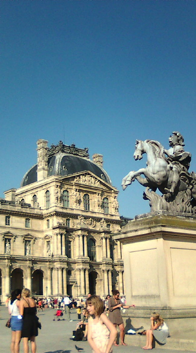ルーブル美術館。建物自体も美術品です。ナポレオンの「N」のマークがたくさんあります。ちなみに、私は美術館めぐりが目的だったので、ミュージアムパスの２日間を買っておきました。入場が楽チンだし、結構どの美術館もパス対応なので、値段は安くはないけれどもあると便利です^^　２００９年のこの旅行では、日本から購入してもっていきました。<br />２０１０年の時にはオランジュリー美術館で購入しました〜（ミュージアムパス・プリーズ　４デイズ　ツー　“にこっ”　という英単語と笑顔で無事購入…）