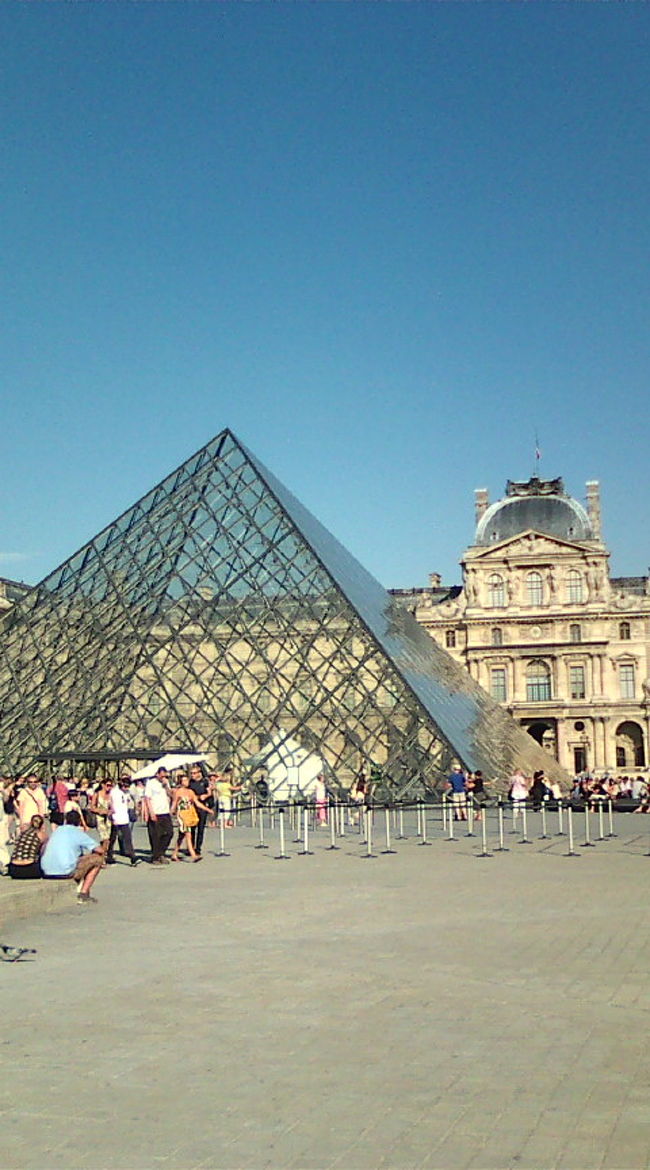 スケルトンなピラミッドです。初めは建物との「新旧」のギャップに、ん？って感じでしたが、古いだけじゃないっていうのもフランス流？？っていう気持ちにだんだんなってきます。ピラミッドはルーブルの入り口のひとつになってます。（パスありだと他のすいている入り口から入れます。）
