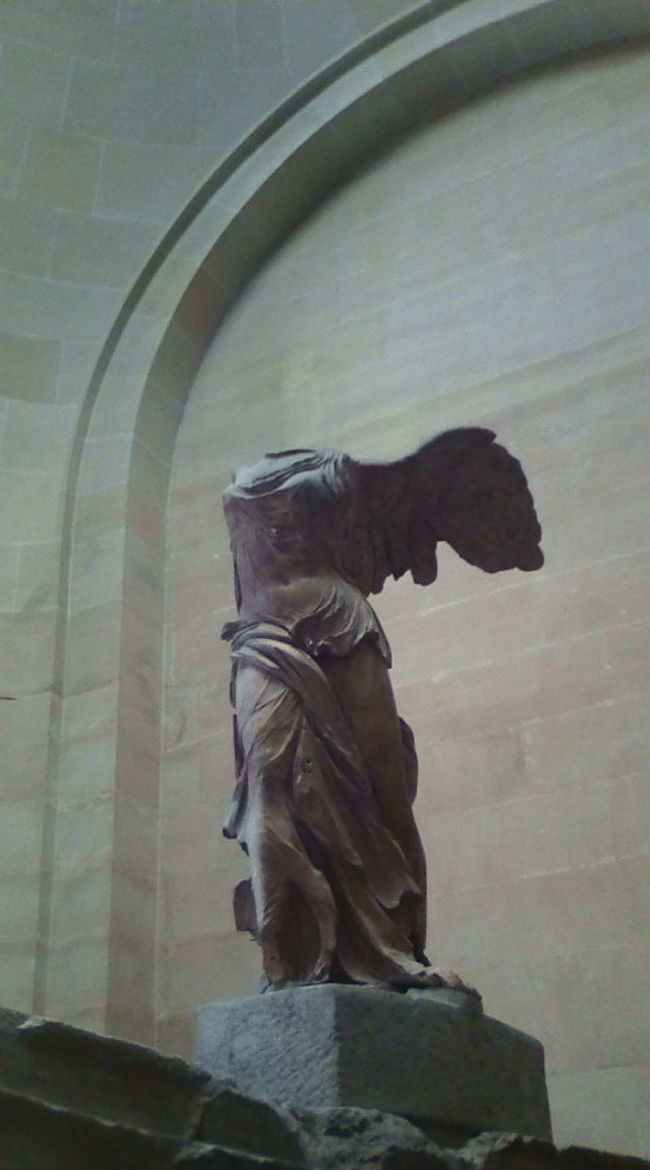 ニケの周りはいつも人だかりです^^;<br />躍動感…っていうのかな。すごく素敵だった！<br />いろんな角度から見て楽しみます。<br />あまりに惹かれてポスター買いました！！