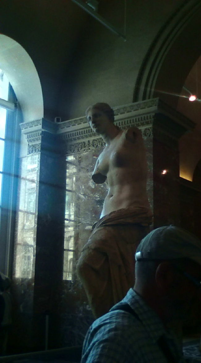 ミロのビーナス　も、人だかりです^^<br />そうそう、ルーブルは全館写真撮影OK！　この〜ぅ　太っ腹！！<br />自分のお気に入りを「ぱちり」できます。