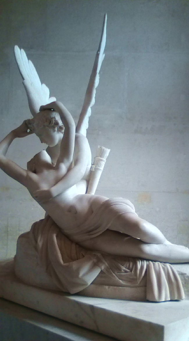 この彫刻素敵だったな〜<br />ちょうど、窓からの光が陰影をつくっていい感じに。<br />