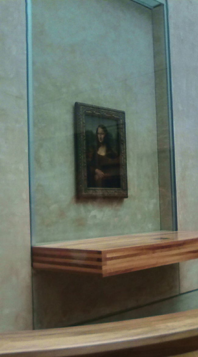 モナリザ！<br />あんだけいろいろ言われるモナリザってどんなんよ？…とちょっと斜に構えてましたが…<br />本物見たほうがいいです！　写真や映像じゃ伝わらない！　この不思議さは。<br />不思議なんですよ〜〜〜　なんて言ったらいいの。