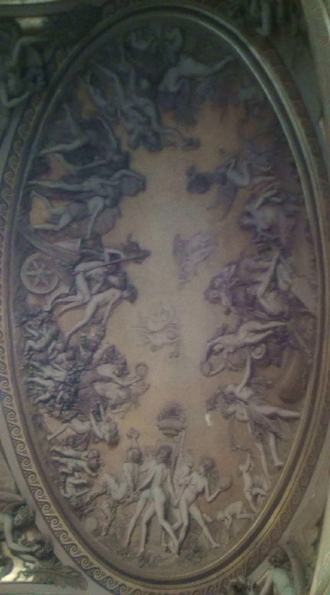 上を見ると天井にも美術品。<br />あぁ…　でも見切れません。一度に全部を見る体力を持っている人なんていないと思う。