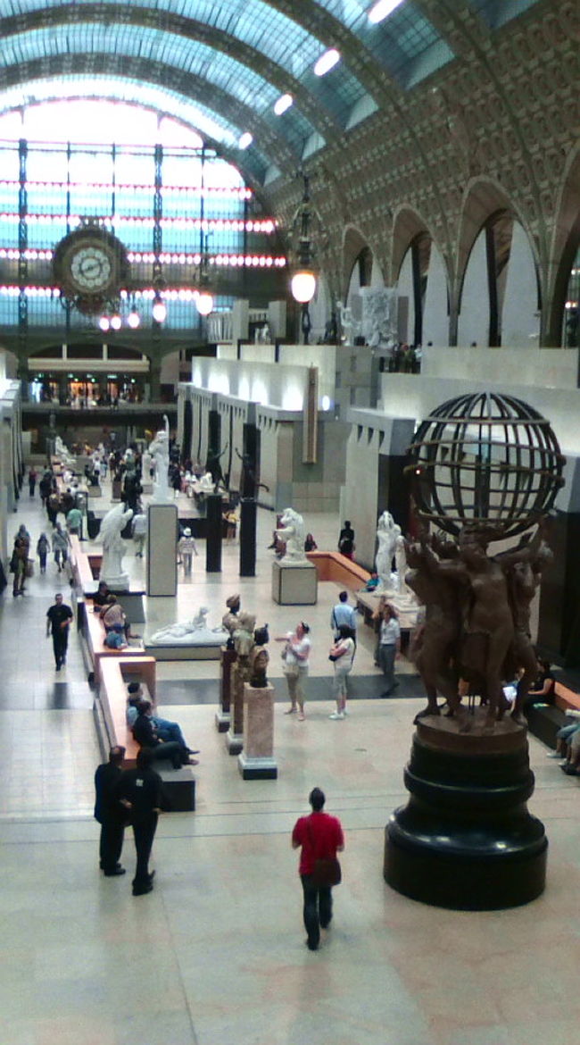 場所をかえて、オルセー美術館。ここも昔は駅だったというということで、建物自体が面白い。ゴッホが好きな人は、ココはホントにいいですね^^<br />