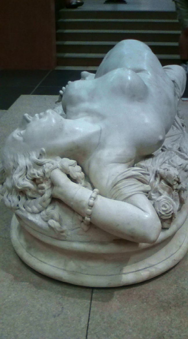 この彫刻は、本当の人間の型をとって作った（？）作品らしく、当時芸術家としてあるまじき行為と非難されたらしい…でも作品自体はとても人気だったそうです。<br />オルセーではイヤホンガイドを借りてみました。５ユーロだったので１０ユーロ札を渡したところ、イヤホン渡されただけでおつりがこない。「あれ？私が渡したの１０ユーロじゃなかったっけ？」と自信がなく、それにどうやって言えばいいかも分からず、その場はそのままにしてしまいました。あとで使ったお金を数えたらやっぱり１０ユーロ渡してた（ToT)　ヨーロッパの人はおつりを間違うことが多いので（多く渡されたこともありました。）気をつけましょう…。<br /><br />